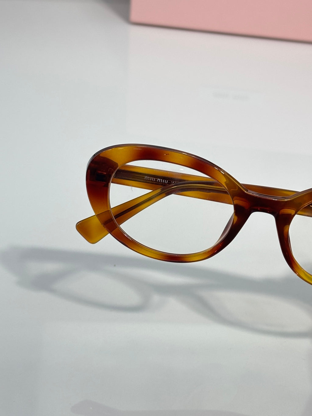 Tortoiseshell eyeglasses with curved browline and round optical lenses