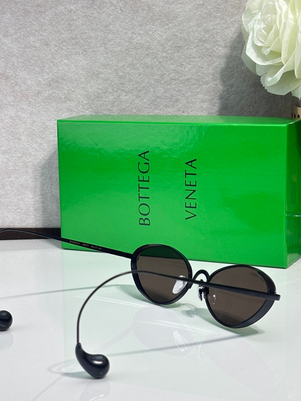 Black round sunglasses with dark lenses and curved bulb-style arms