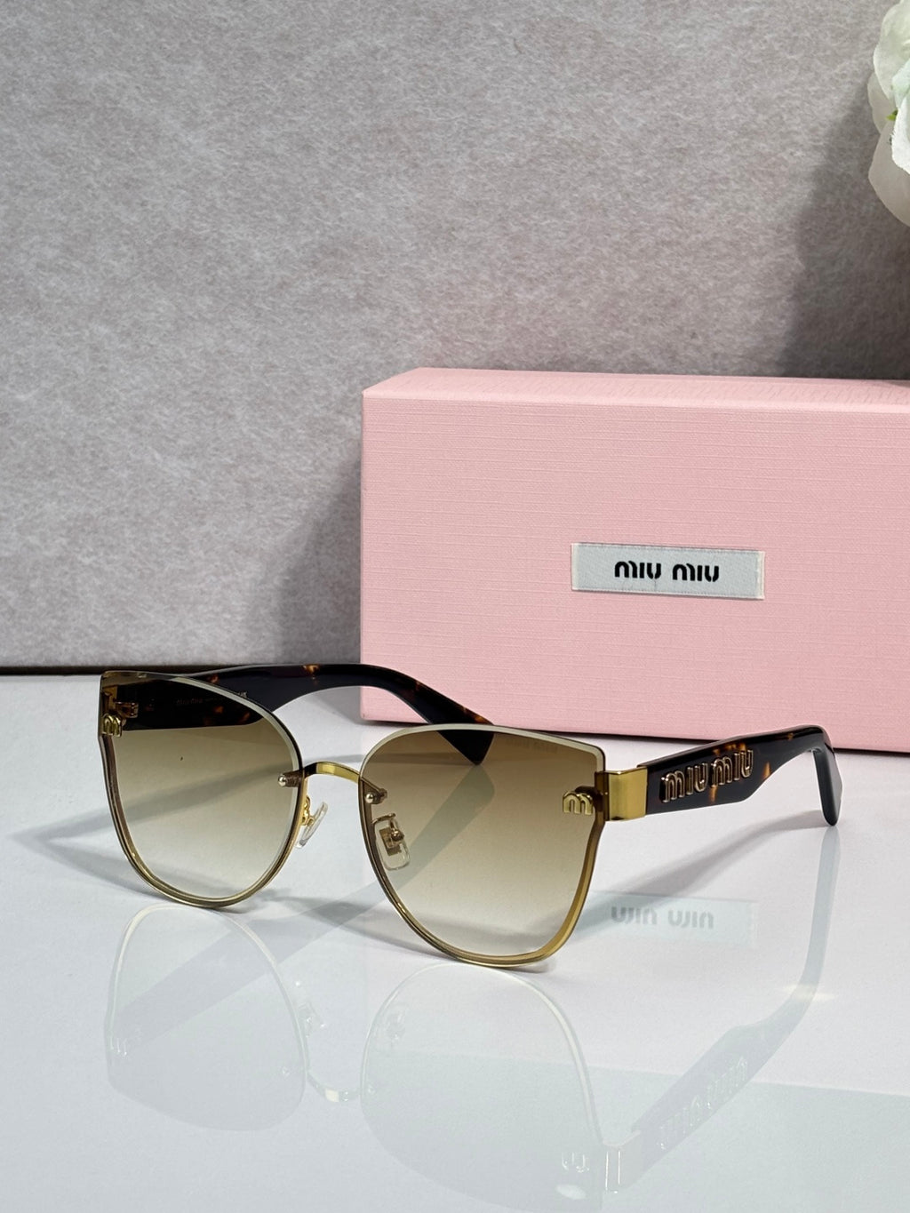 Tortoiseshell round glasses with smoke gradient lenses and gold-tone bridge details