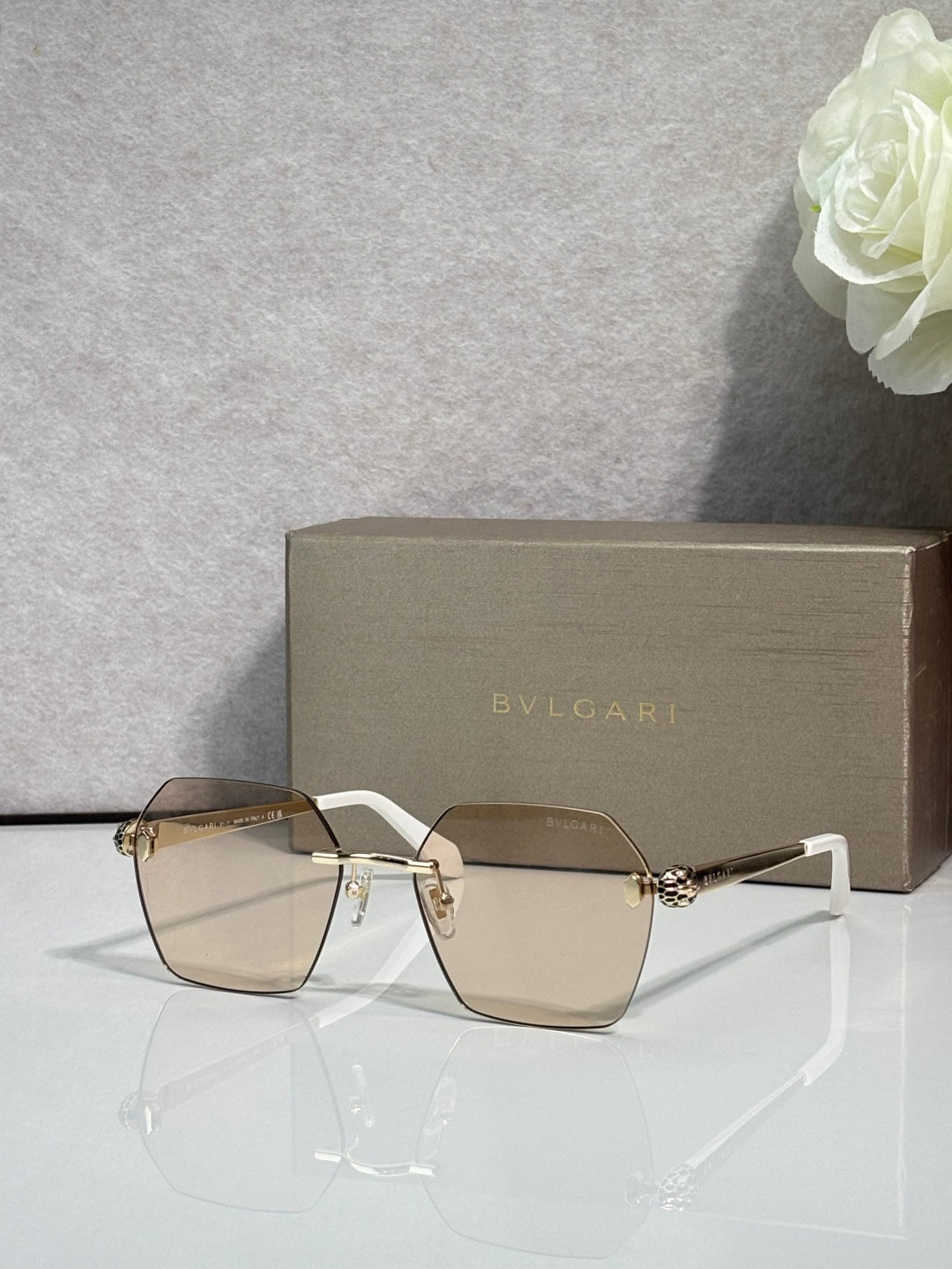 Square clear-beige sunglasses with gold frame and gold hinge details