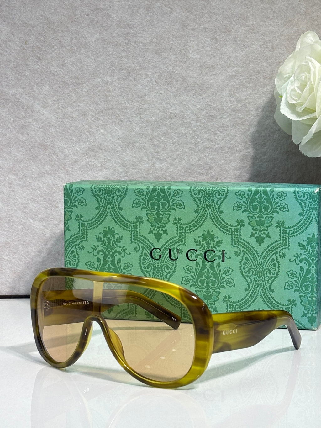 Gucci oversized sunglasses with olive tortoiseshell frame and amber lenses, in green logo case