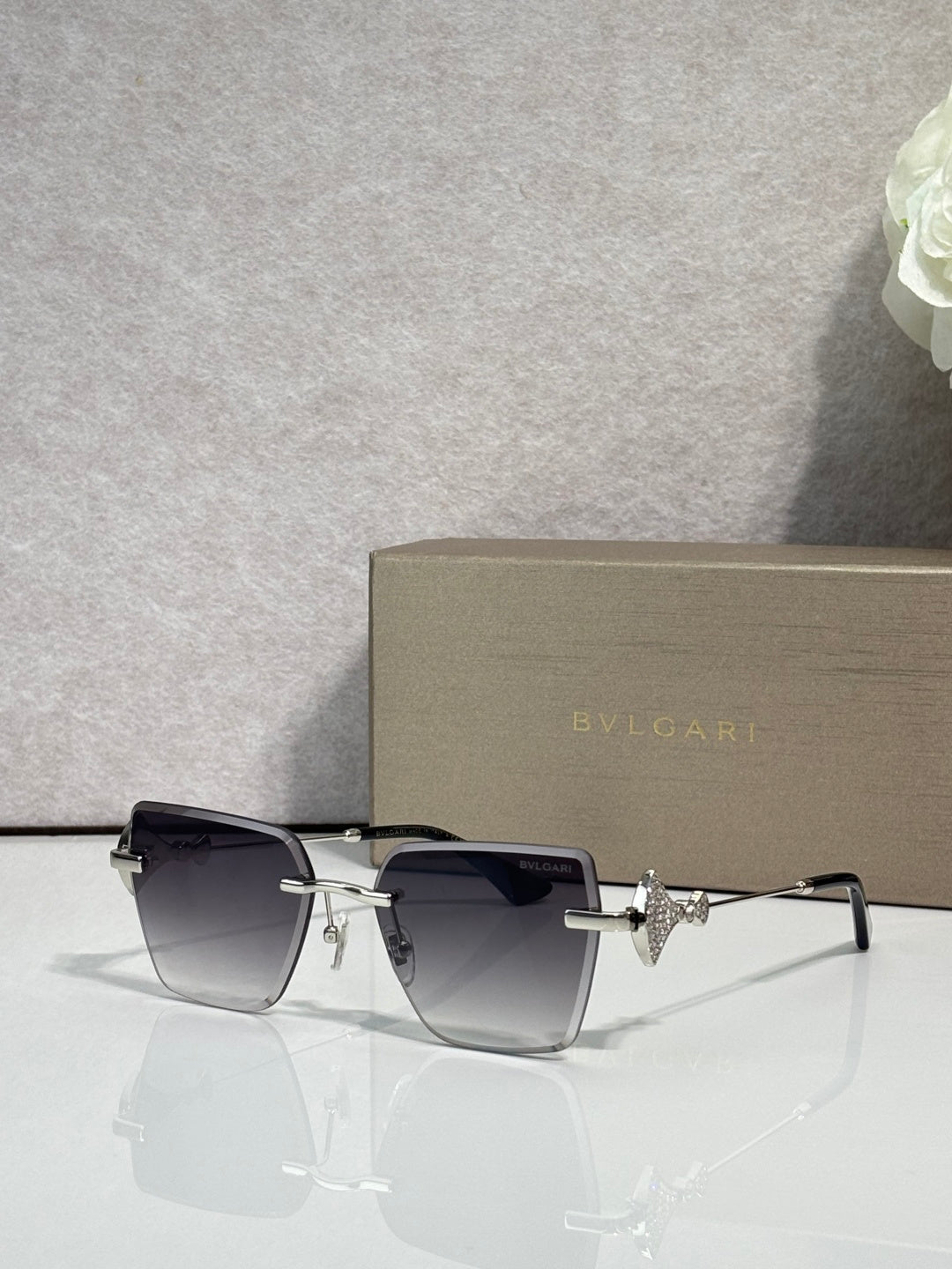 Gold-framed square sunglasses with dark gradient lenses and star-shaped bridge charm