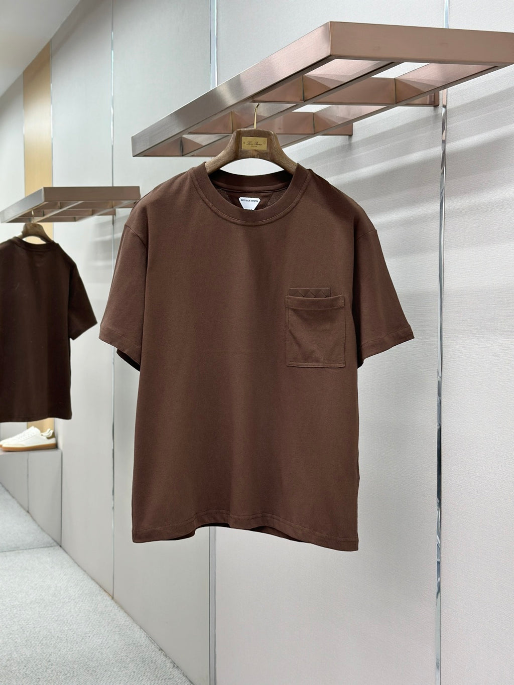 Brown crew-neck short-sleeve T-shirt with chest pocket