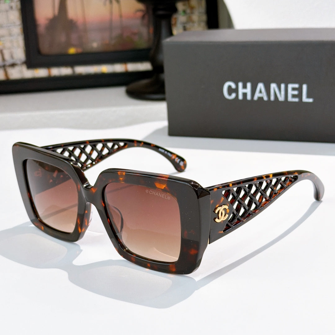 Square sunglasses with tortoiseshell frames, lattice temple and warm brown lenses