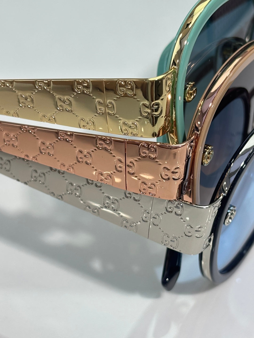 Gucci sunglasses with engraved logo arms in metallic tones and dark lenses