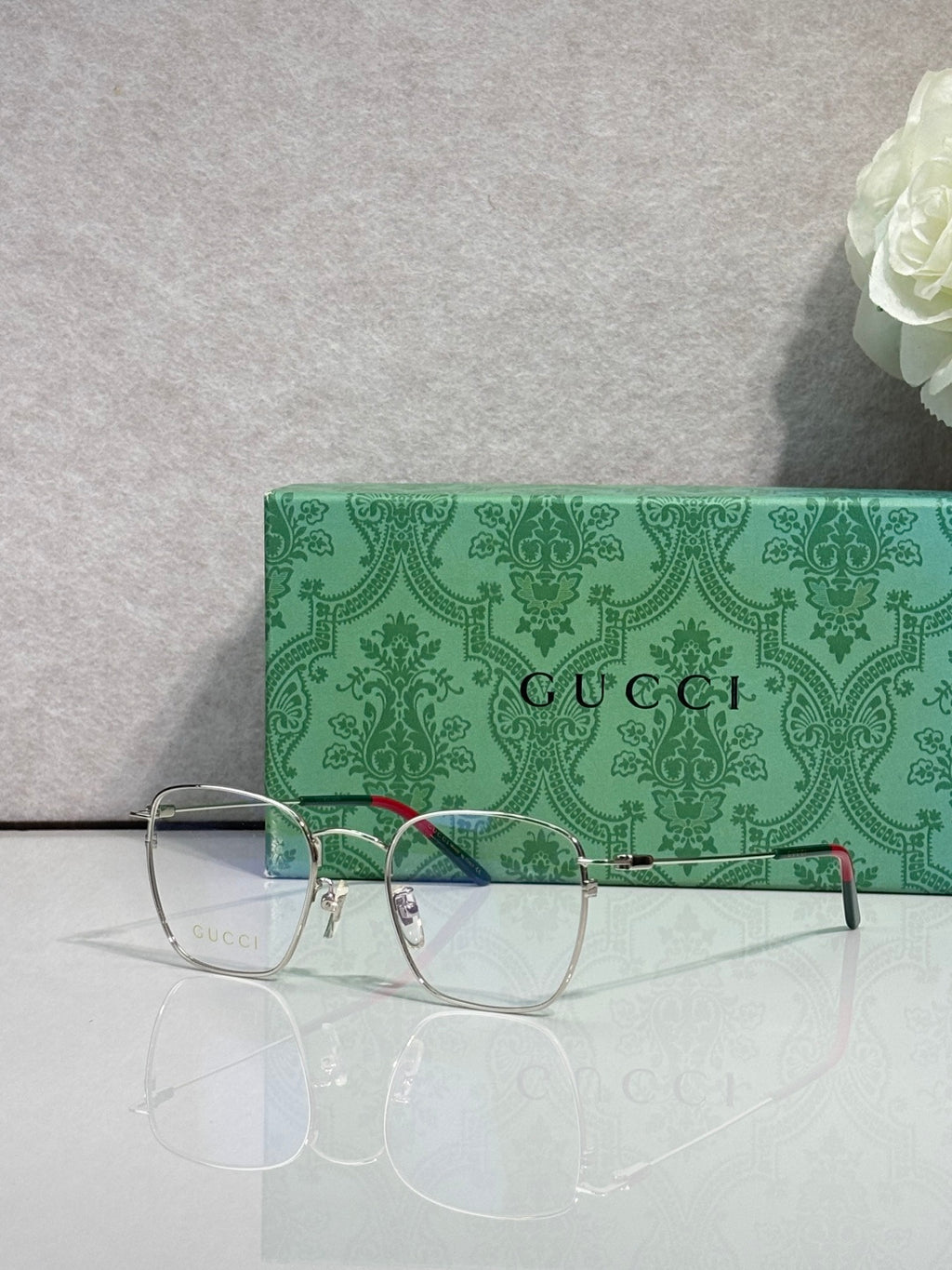 Gucci optical glasses with green frame, gold temples, clear lenses