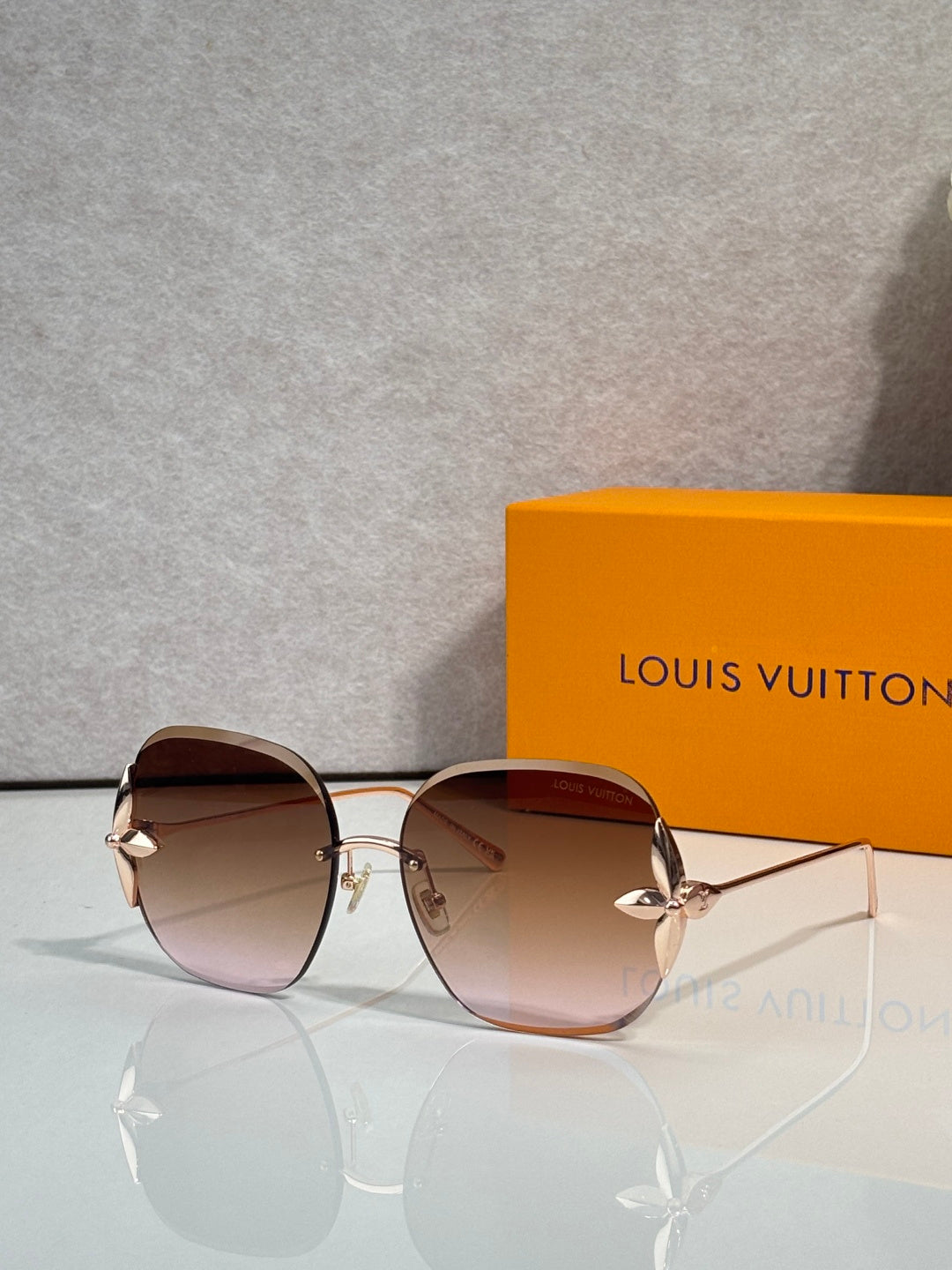 Louis Vuitton glasses with round brown-tinted lenses, gold frame and keyhole bridge