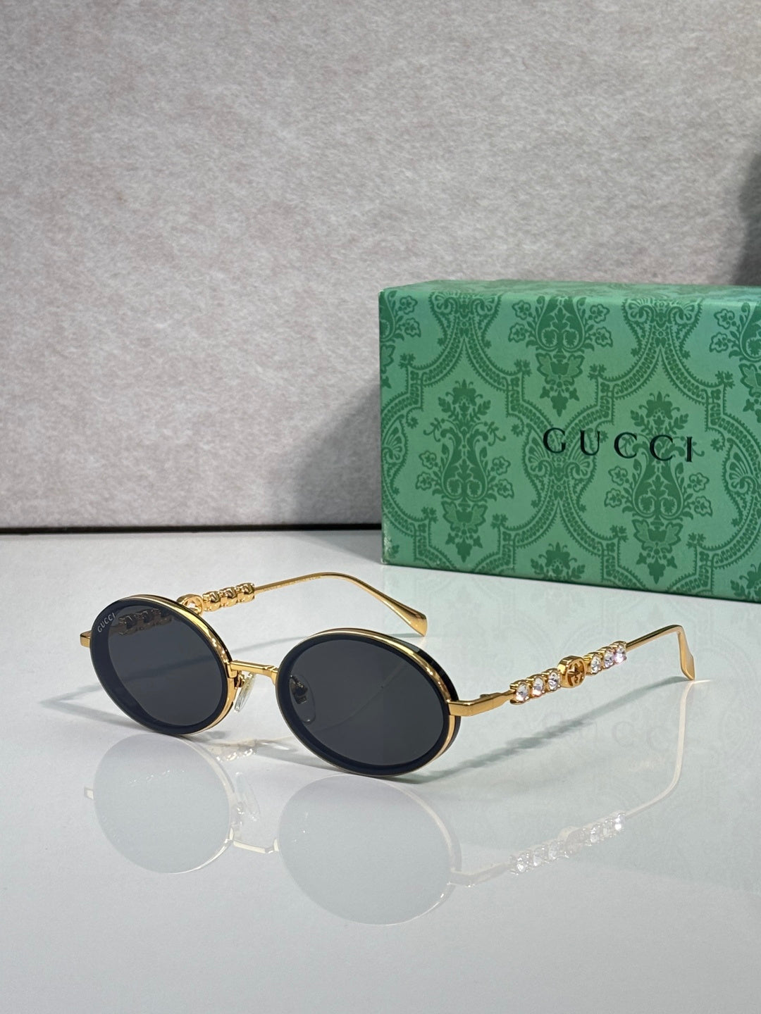 Gucci round sunglasses with gold-tone frame and dark tinted lenses.