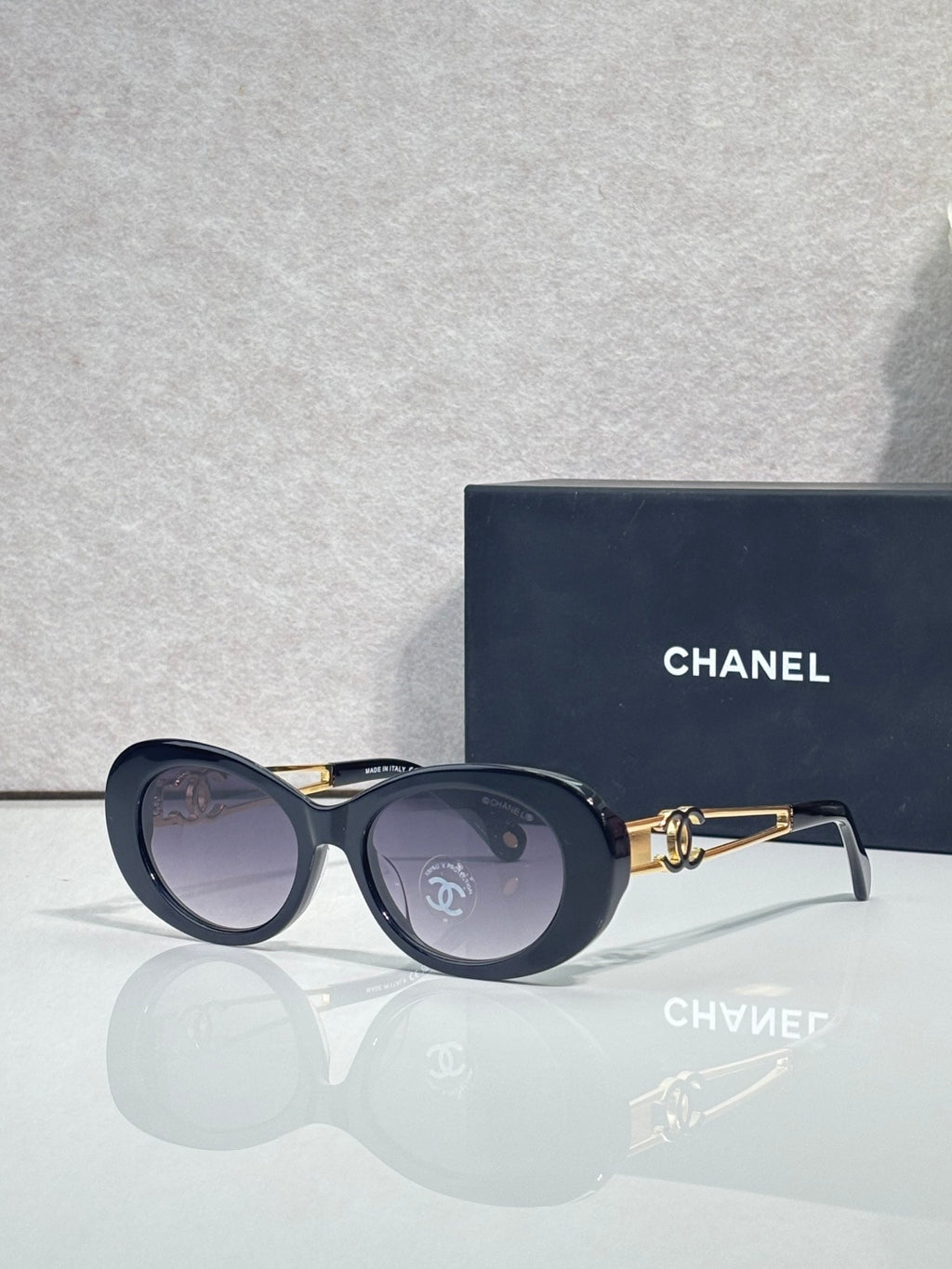 Navy round sunglasses with gold double-C temple detail and dark tinted lenses