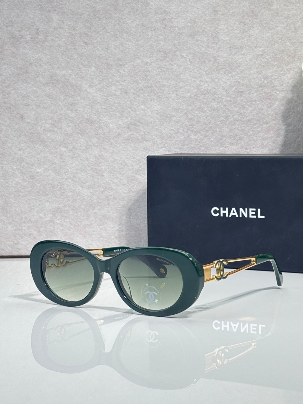 Green round sunglasses with gold double-C temple and tinted lenses