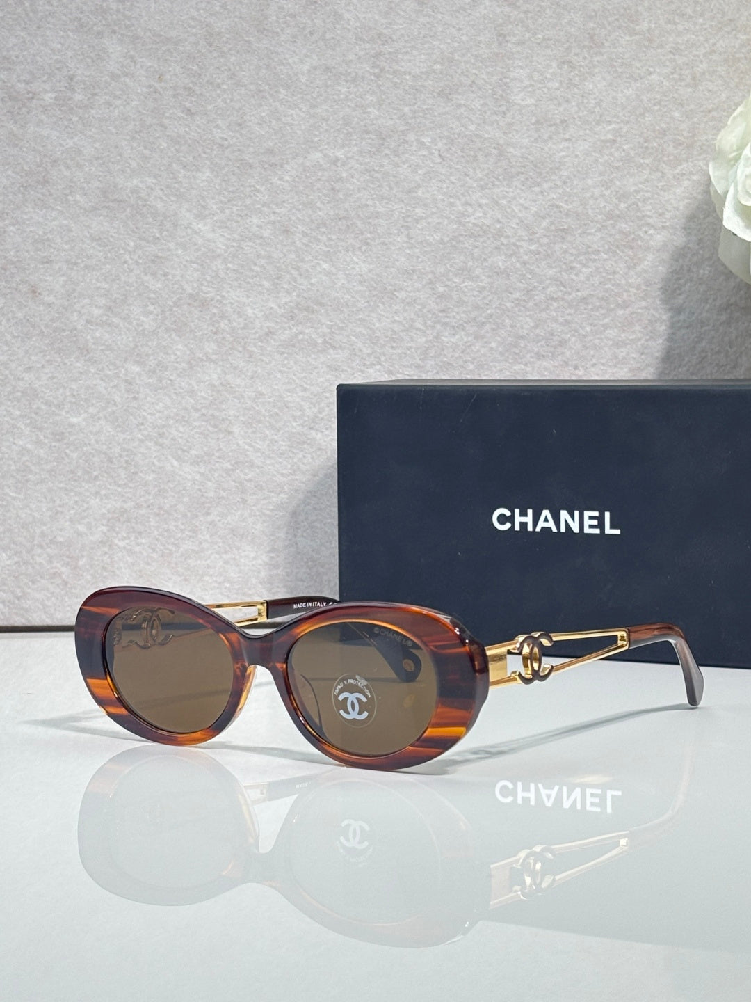 Tortoise round sunglasses with gold double-C temple and amber tinted lenses