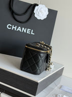 Quilted shoulder bag in black leather with chain strap and gold zipper hardware, CC logo.