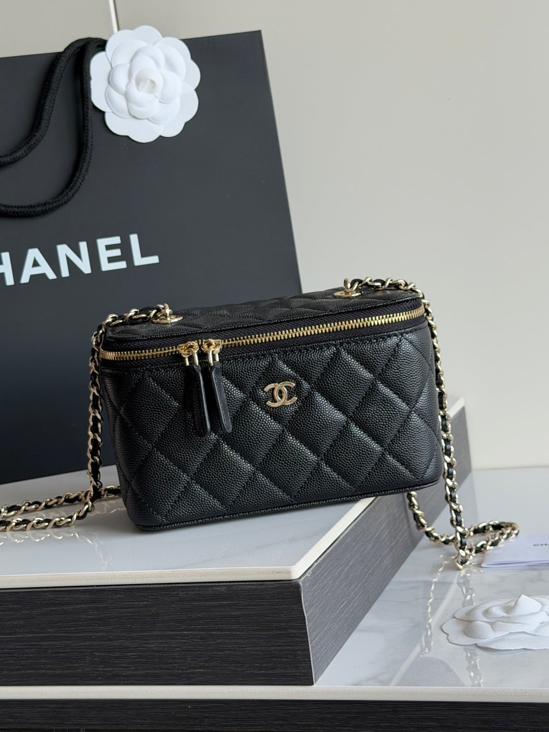 Quilted shoulder bag in black leather with gold hardware, chain strap, and CC logo.
