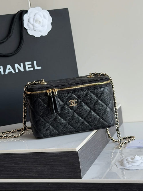 Quilted shoulder bag in black leather with gold hardware, chain strap, and CC logo.