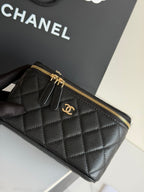 Quilted shoulder bag in black leather, close-up of gold zipper and CC emblem.