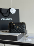 Quilted shoulder bag in black leather with chain strap, gold zipper, and CC logo.