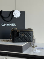 Quilted shoulder bag in black leather with chain strap, gold zipper, and CC logo.