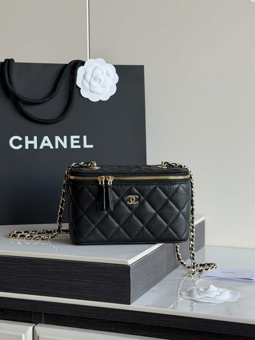 Quilted shoulder bag in black leather with chain strap, gold zipper, and CC logo.