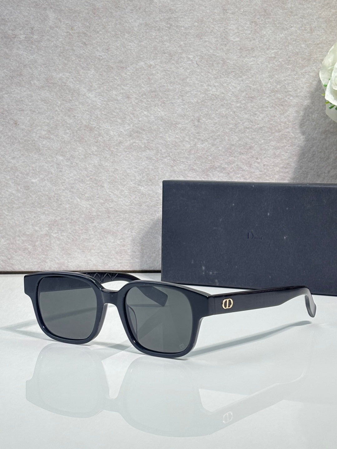 Navy sunglasses with dark lenses and curved temple profile