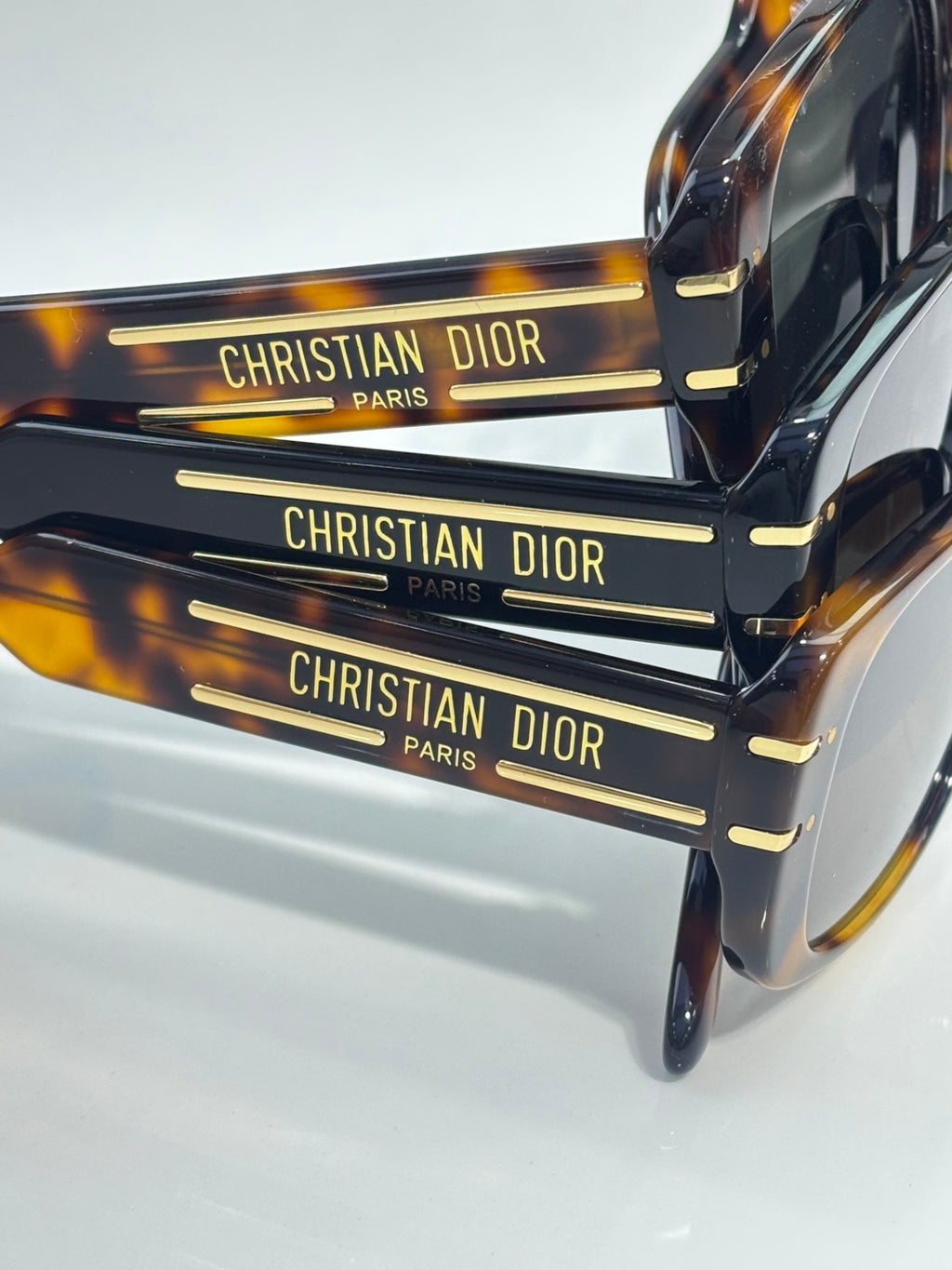 Sunglasses temple with Christian Dior Paris print in tortoiseshell