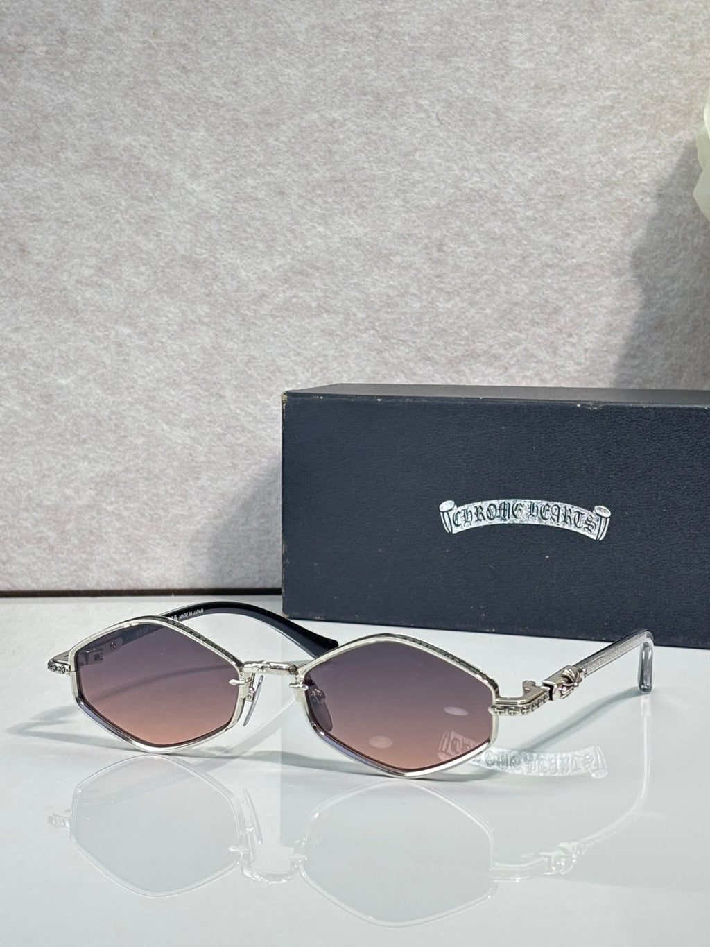 Metal round sunglasses with silver frame and rose-tinted lenses