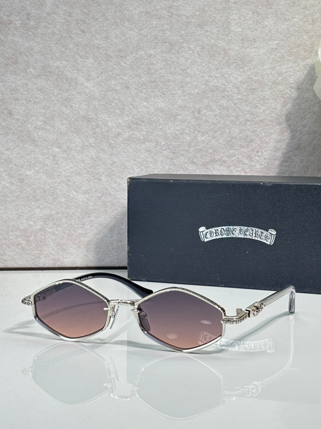 Metal round sunglasses with silver frame and rose-tinted lenses