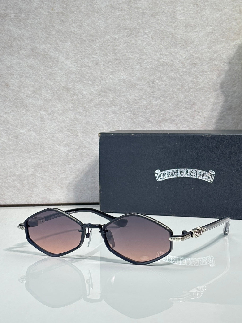 Metal round sunglasses with black frame and purple gradient lenses