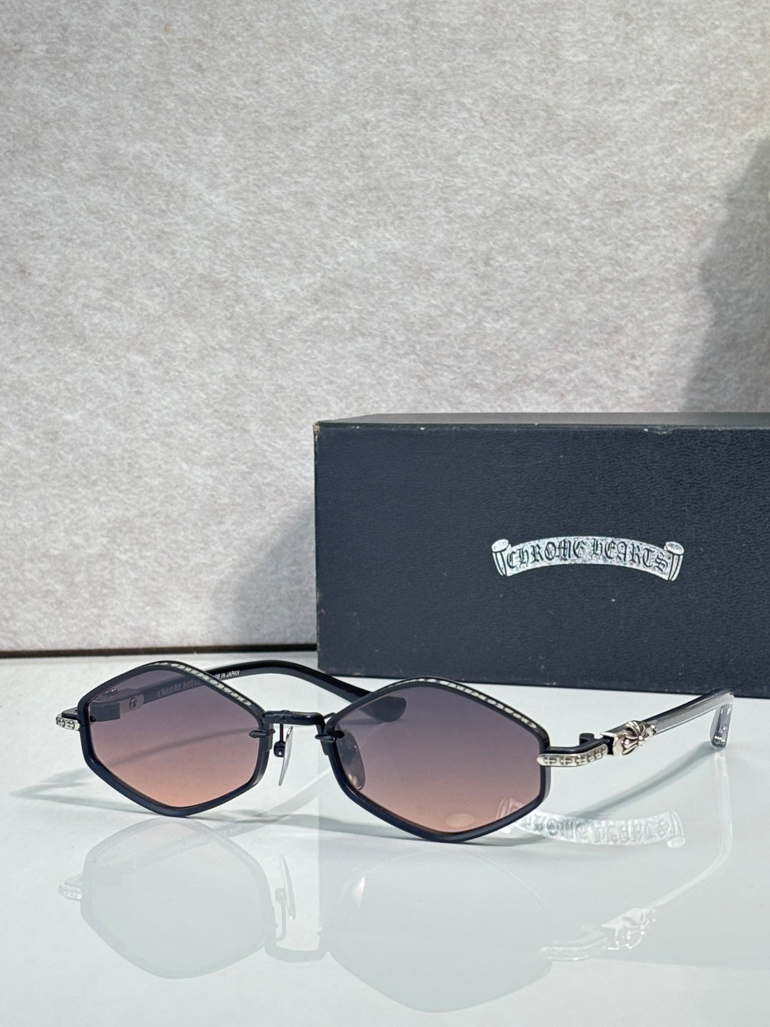 Metal round sunglasses with black frame and purple gradient lenses