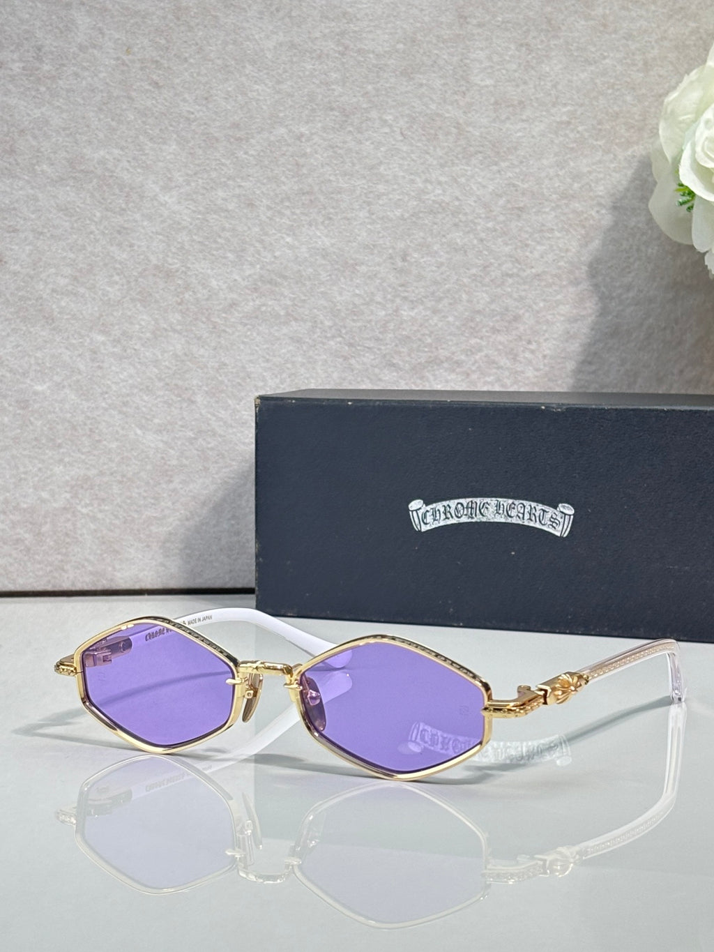 Metal round sunglasses with gold frame and purple lenses
