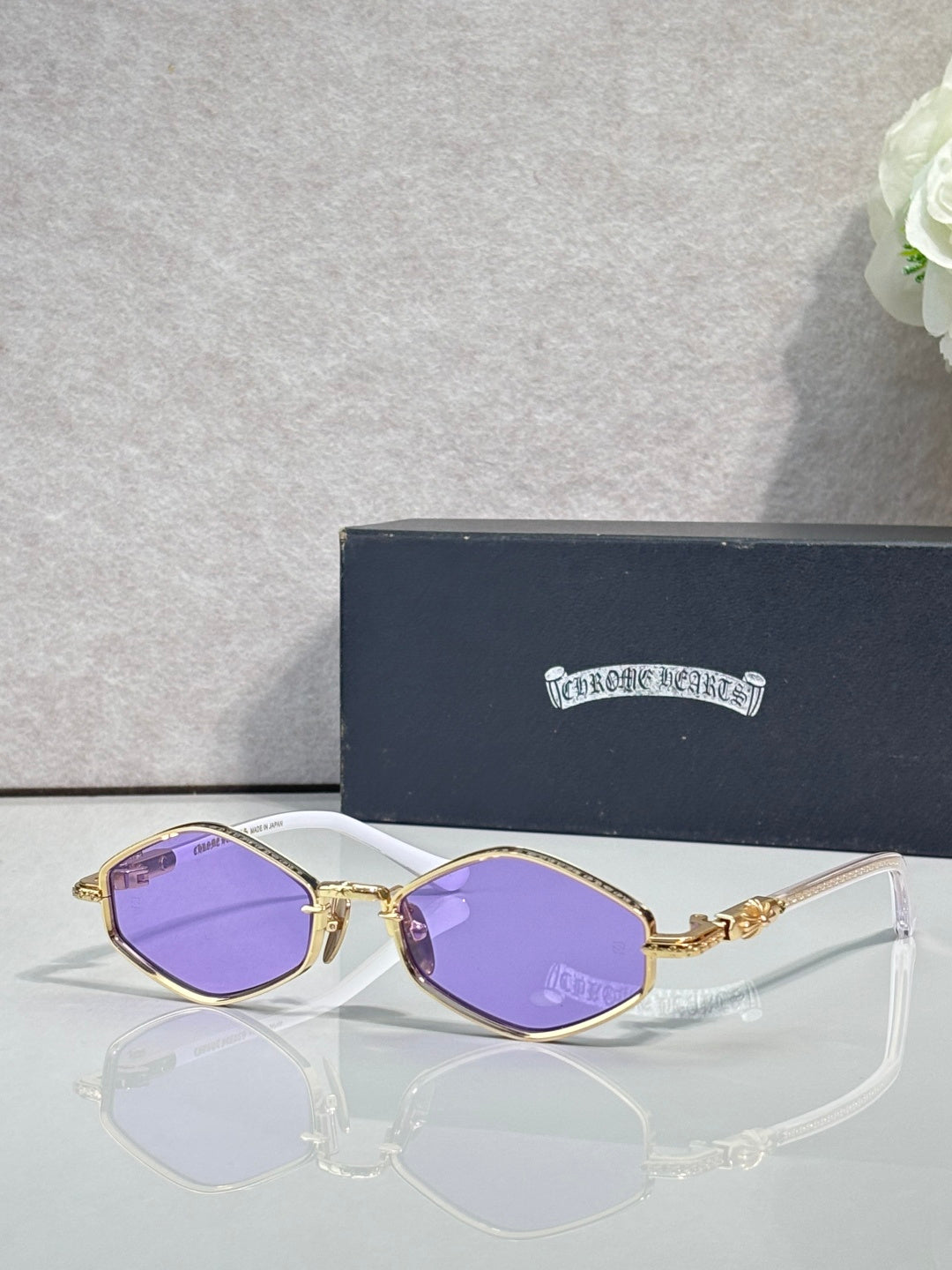 Metal round sunglasses with gold frame and purple lenses