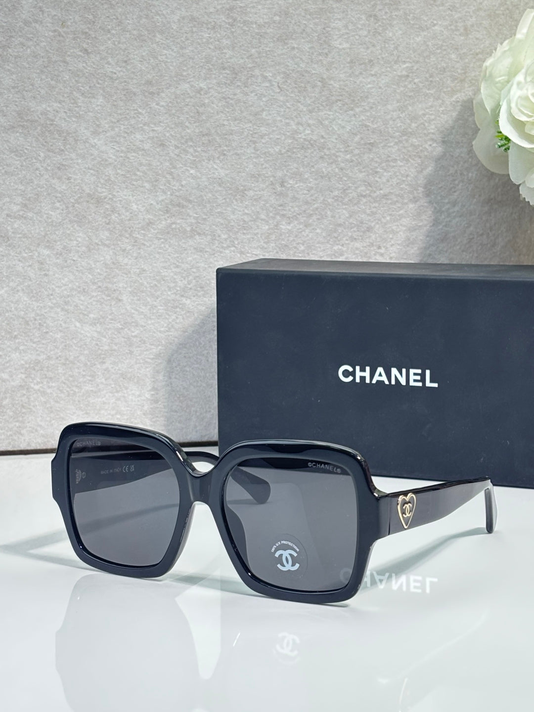 Square acetate sunglasses, black frame with dark lenses and Chanel logo