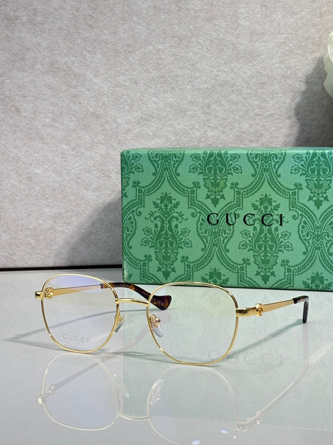 Gucci round eyeglasses with thin gold metal frame and clear lenses