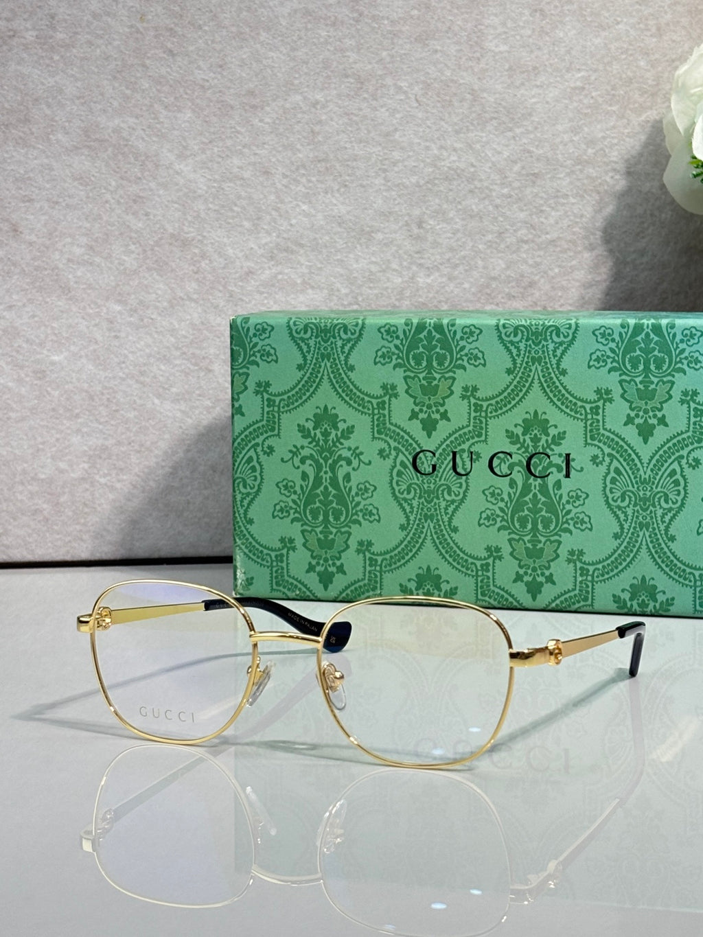 Gucci round eyeglasses with gold metal frame and clear lenses