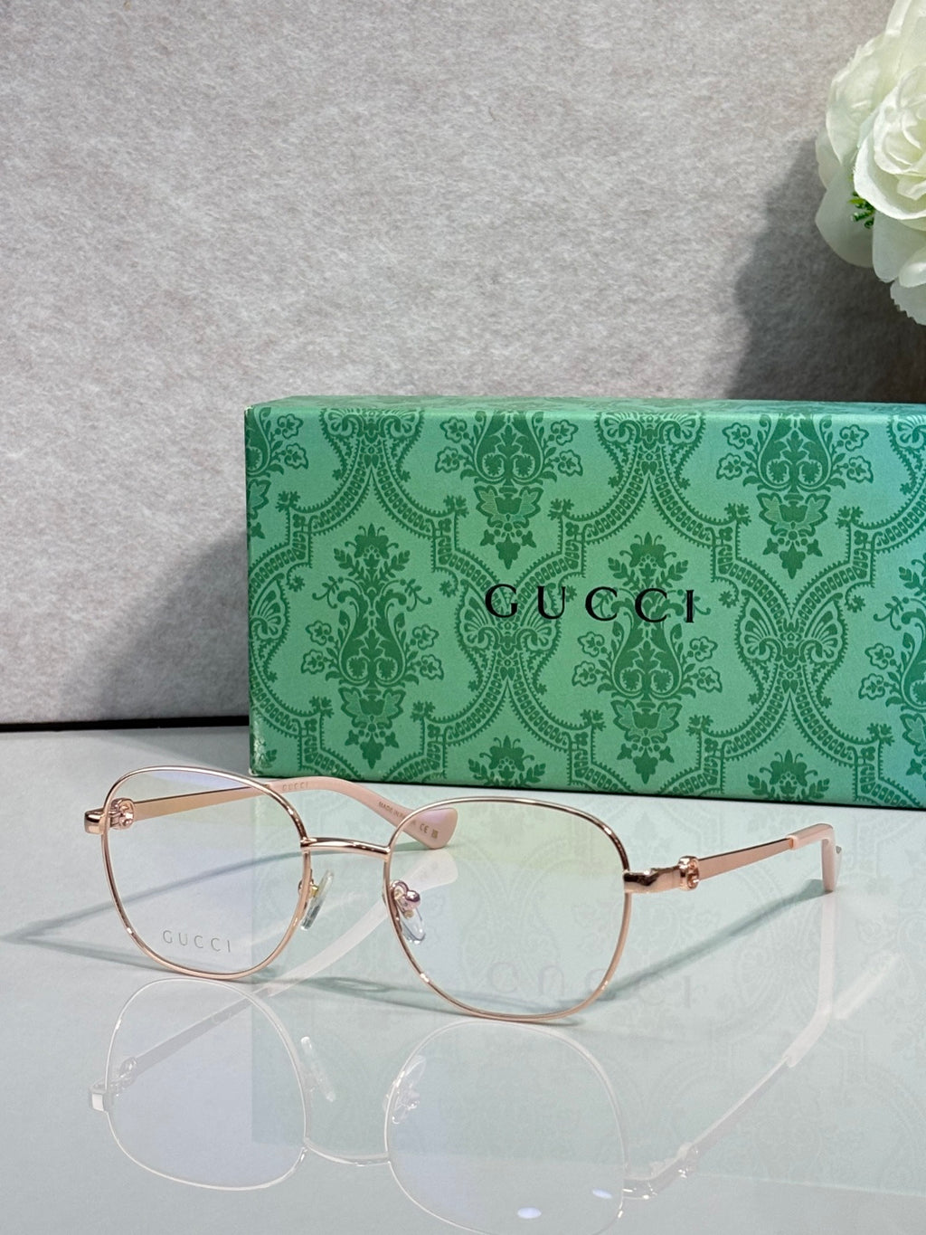 Gucci round eyeglasses with thin gold metal frame and clear lenses