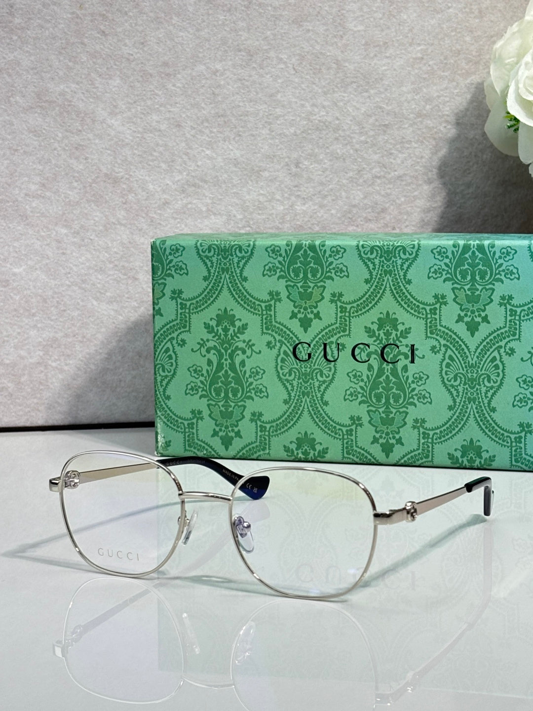 Gucci round eyeglasses with thin silver metal frame and clear lenses