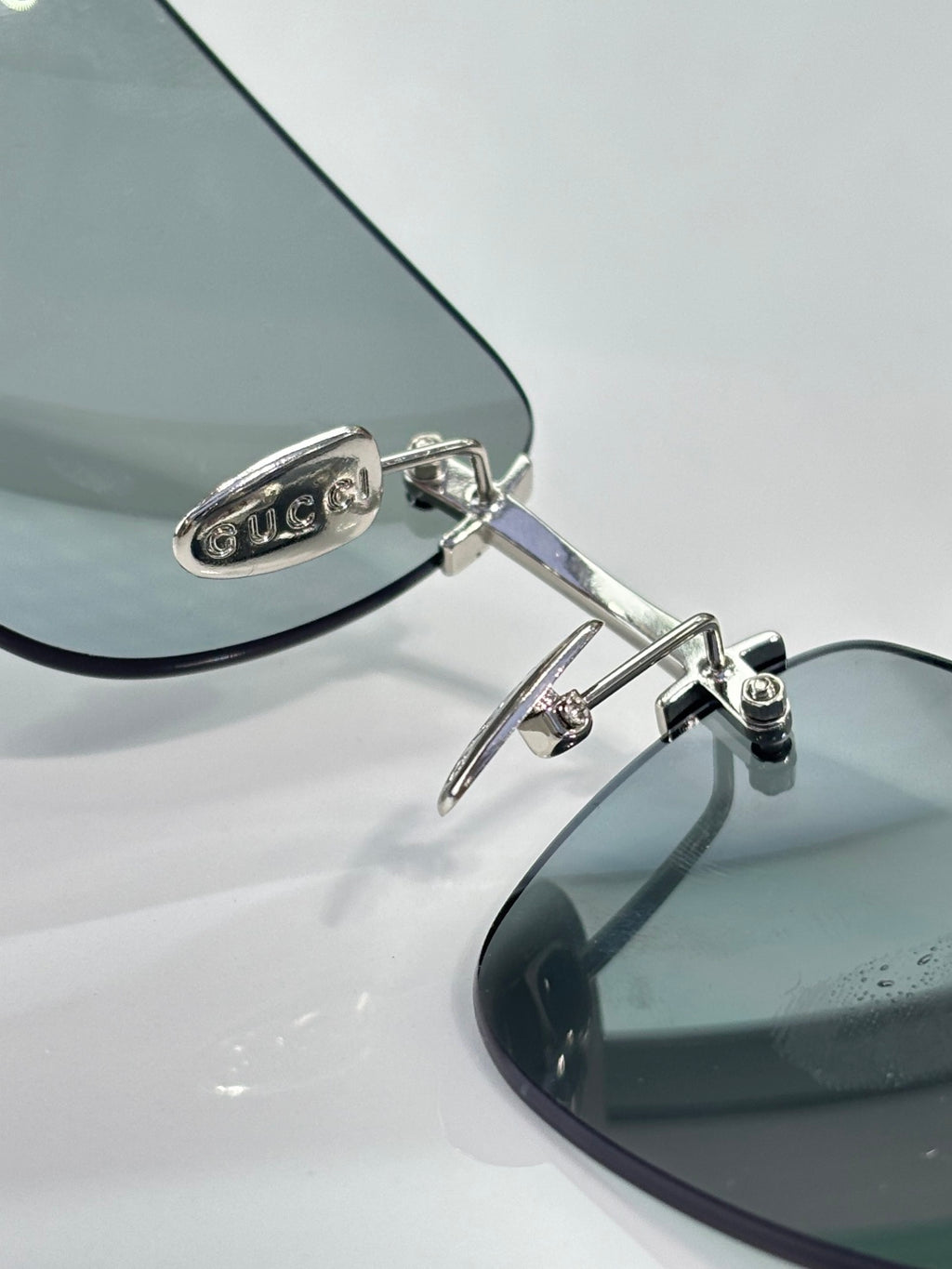 Sunglasses metal hinge and temple detail in silver finish