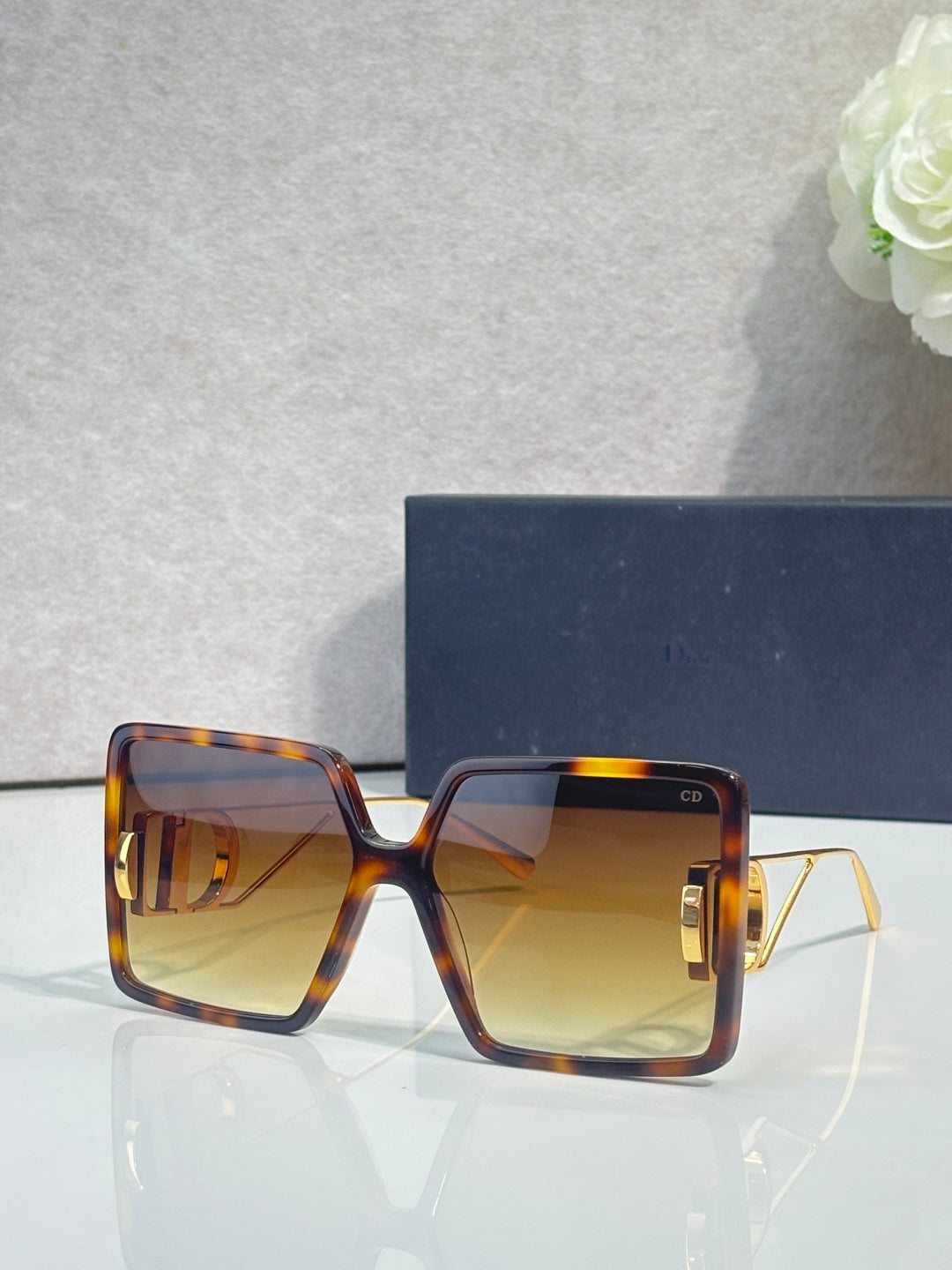 Tortoiseshell square sunglasses with amber gradient lenses and gold-tone accents