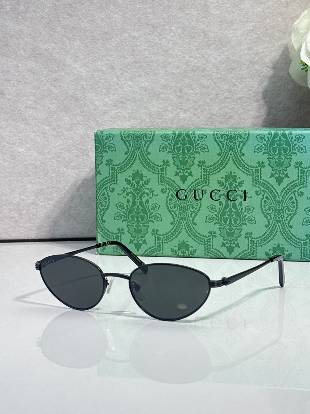 Gucci sunglasses with black frame and dark round lenses