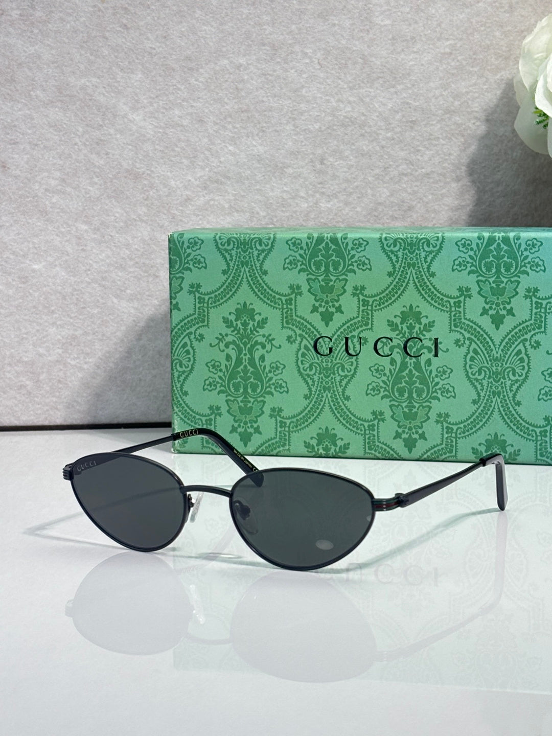 Gucci sunglasses with black frame and dark round lenses