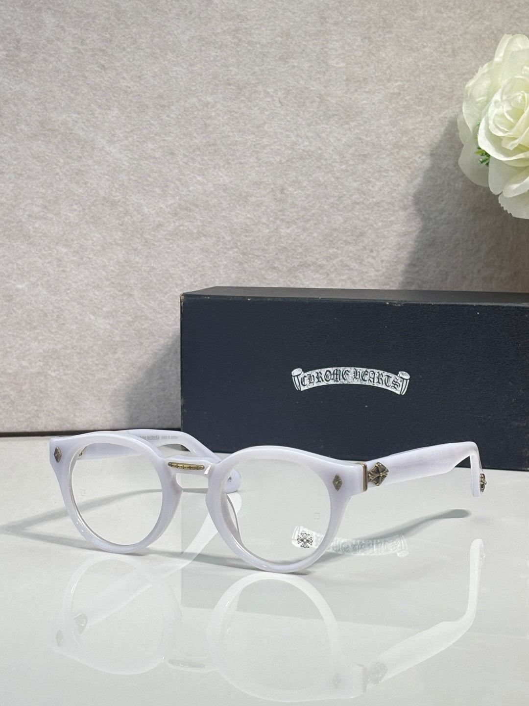 White round eyeglasses with gold-tone hinges and clear lenses