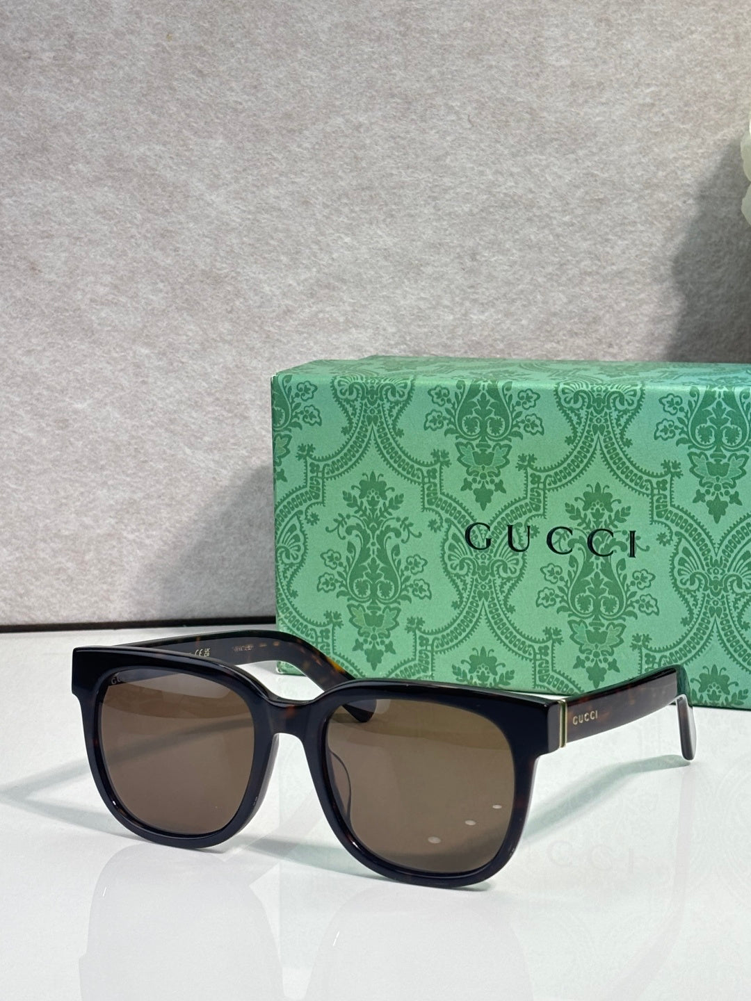 Gucci sunglasses with dark blue frame and brown gradient lenses