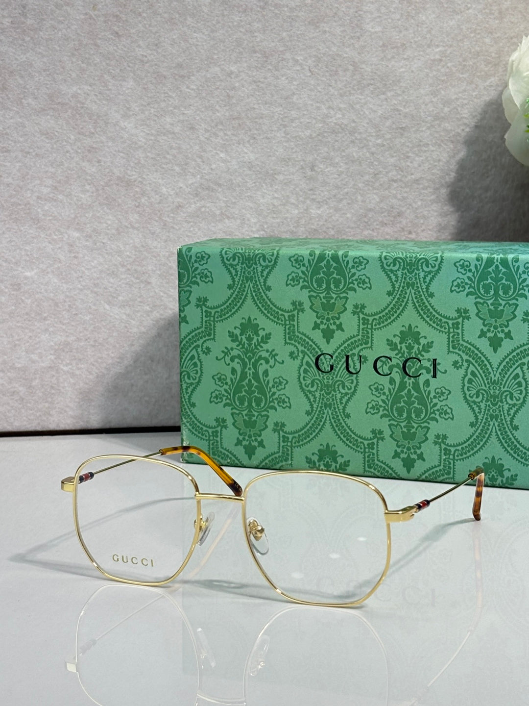 Gucci eyeglasses with gold metal round frame and clear lenses