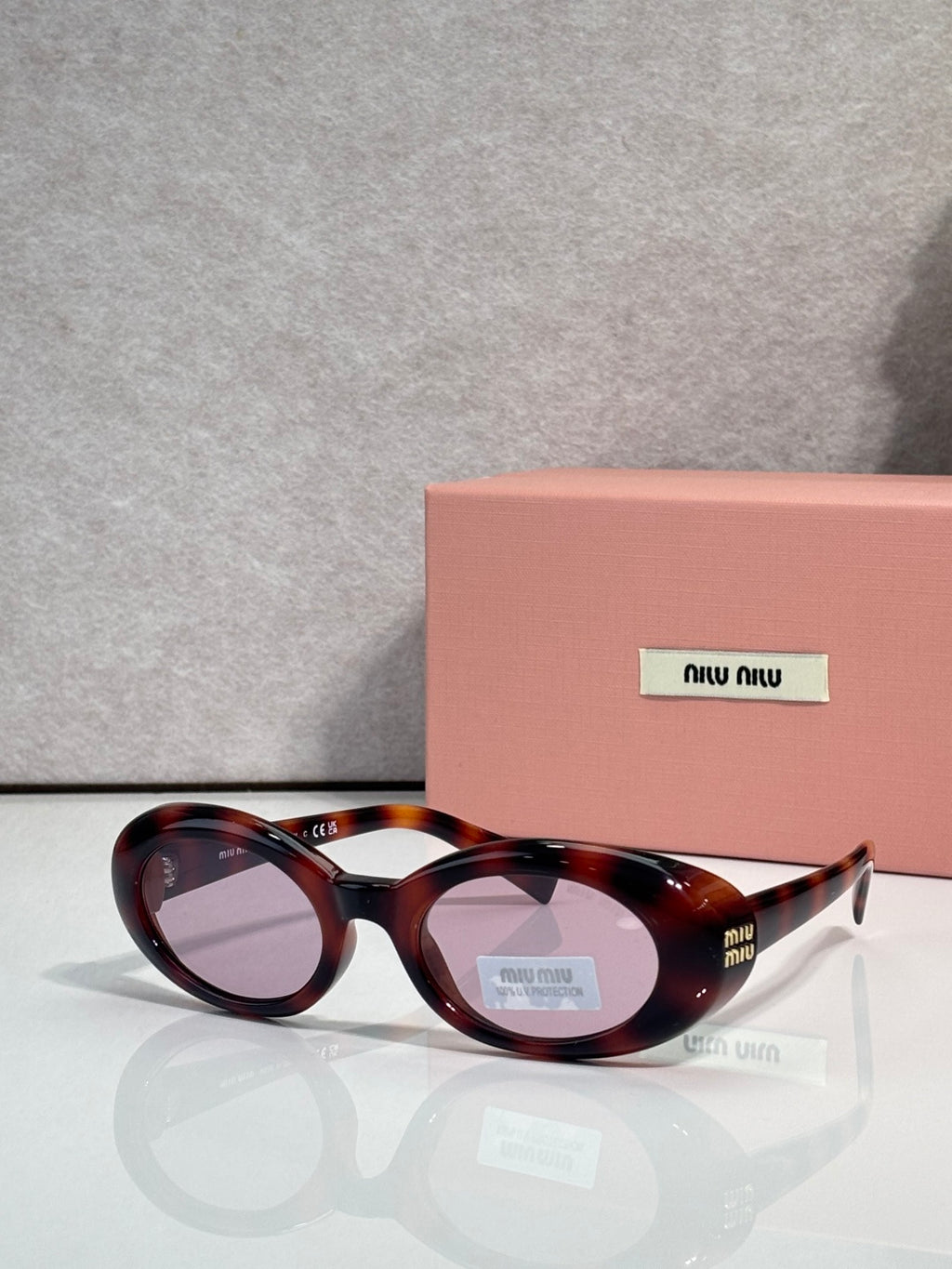 Round sunglasses with tortoiseshell frames and curved temples