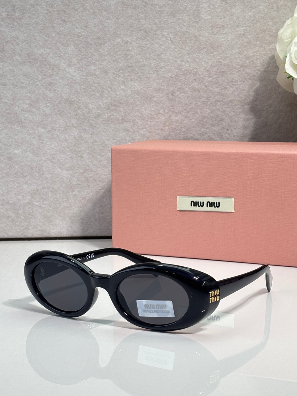 Round sunglasses with navy-black frames and curved temples