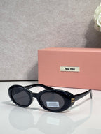 Round sunglasses with navy-black frames and curved temples