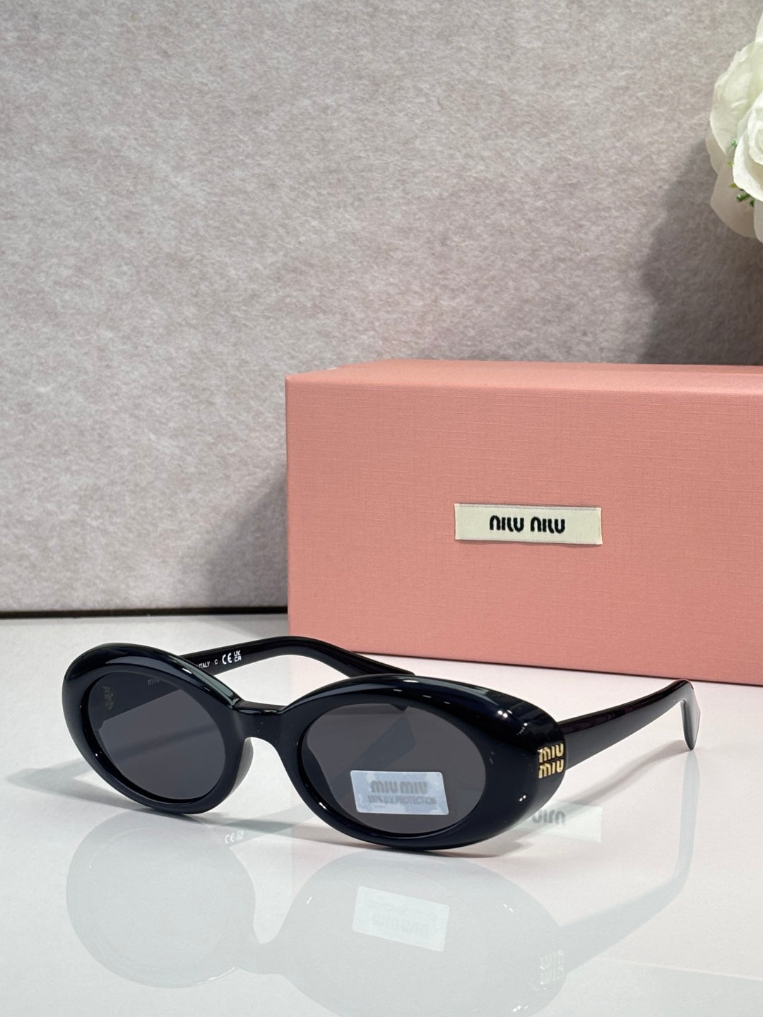 Round sunglasses with navy-black frames and curved temples