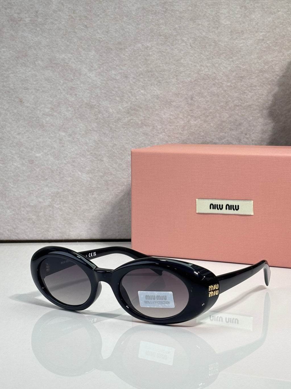 Round sunglasses with black frames and curved temples