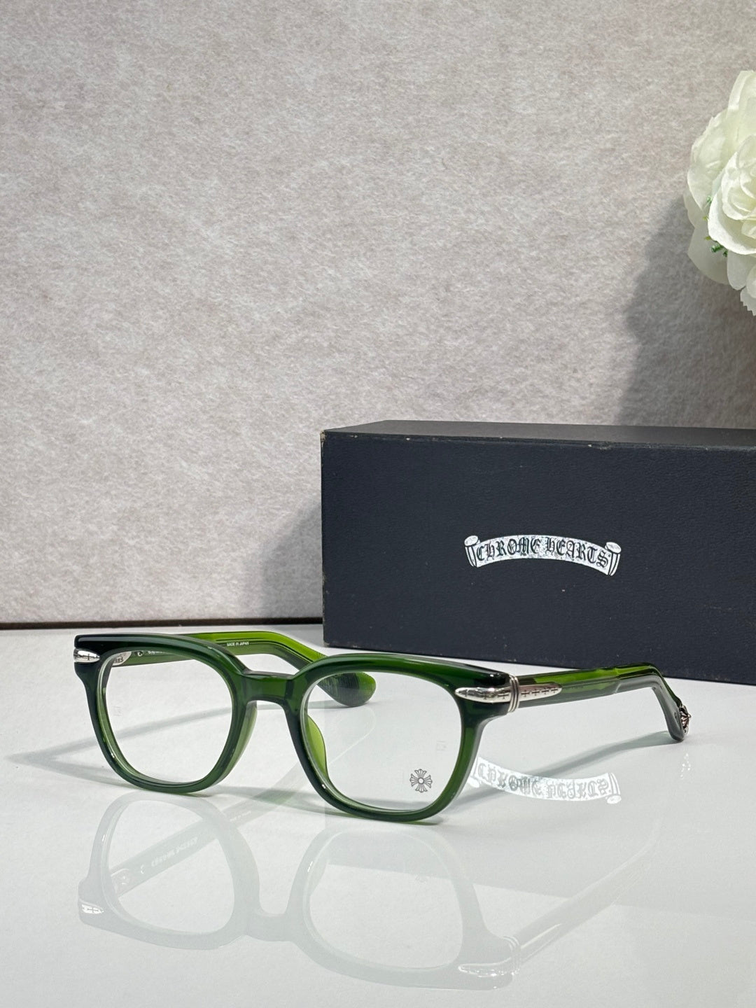 Green round eyeglasses with clear lenses and slim metal arms