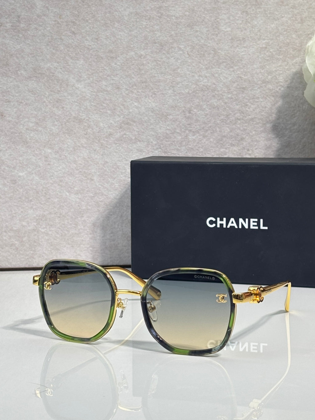 Chanel round sunglasses with gradient lenses, gold-tone metal frame and dark green edges