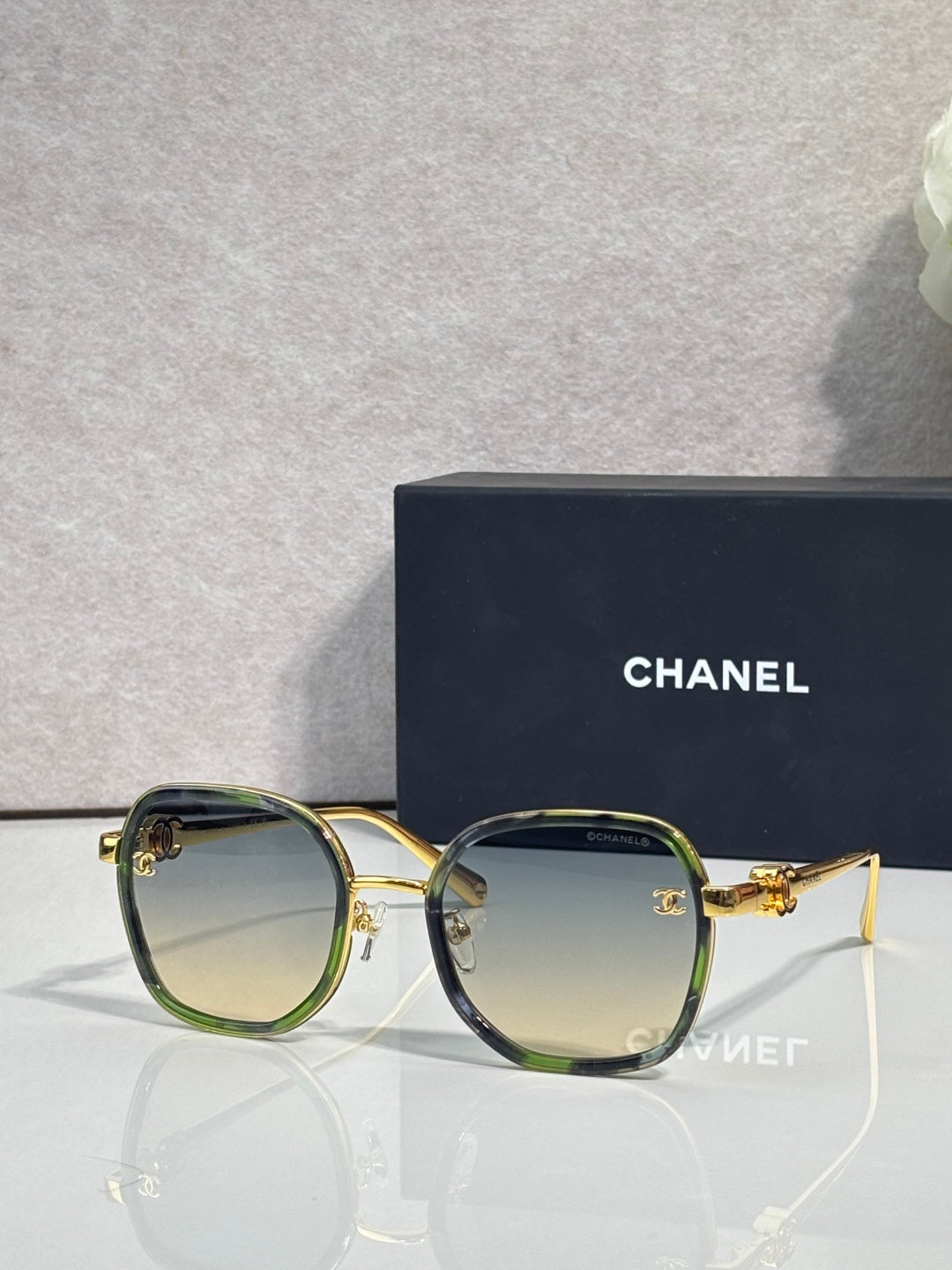 Chanel round sunglasses with gradient lenses, gold-tone metal frame and dark green edges